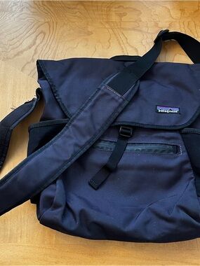 Patagonia Messenger Bag Gray Black Crossbody Laptop Travel Work